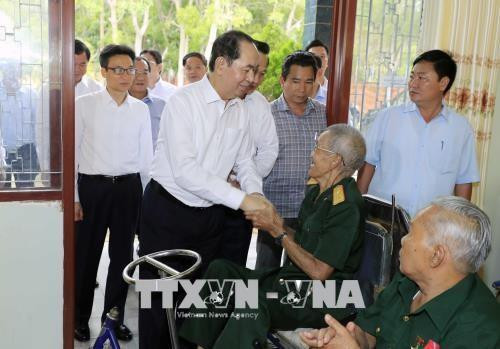 陈大光一行已走访慰问龙田县龙海镇龙地伤残军人和革命战争有功人员疗养中心伤残军人并向他们送去慰问品。越通社记者 颜创 摄