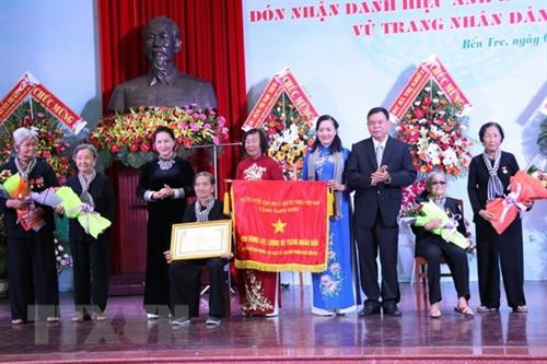 国会主席阮氏金银向槟椥省“长发军”授予人民武装力量英雄称号。越通社记者 黄福后 摄