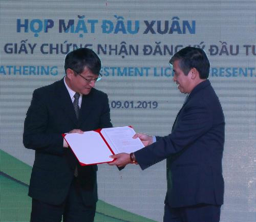 广义省VSIP工业区代表向投资商颁发投资许可证。图自越通社