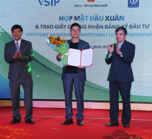 广义省VSIP工业区代表向投资商颁发投资许可证。图自越通社
