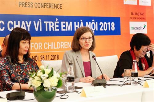 加拿大驻越南大使Deborah Anne Paul（中）发表讲话。图自因特网