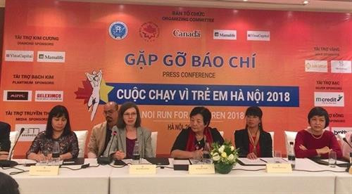 2018年“关爱儿童慈善义跑”新闻发布会场景。图自因特网