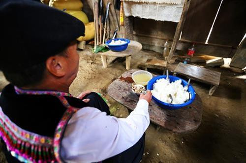 奠边省蒙族同胞闹比筹节中的向祖先供奉酒仪式。（图片来源：越通社）