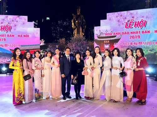 代表们合影。图自越通社