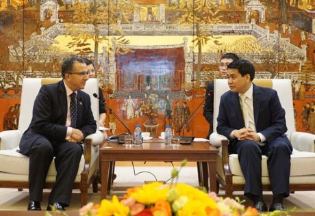 河内市人民委员会主席阮德钟会见摩洛哥王国驻越大使阿兹丁·法赫尼。（图片来源：越通社）