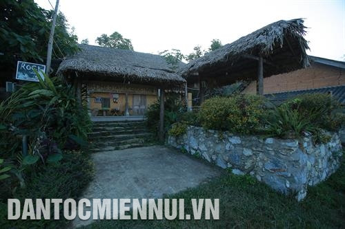 管箔天门是走进同文岩石高原全球地质公园的第一门口。管箔天门地处从河江到管箔最高山口。记者 安成达 摄 南丹(Nặm Đăm)文化村位于管箔乡中心，是在管箔线发展家庭寄宿旅游的第一个村。图为 南丹文化村一个家庭寄宿旅游模式。记者 安成达 摄 许多国内外游客来到管箔县朗八乡的朗八织锦村参观旅游和购物。记者 安成达