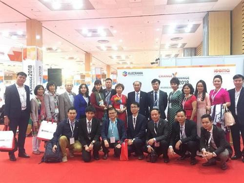 出席展会的越南代表团。（图片来源：越通社）