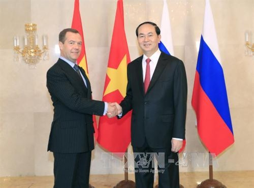 陈大光(右)会见俄罗斯总理梅德韦杰夫。(图片来源:越通社) 陈大光(右)会见俄罗斯总理梅德韦杰夫。(图片来源:越通社)