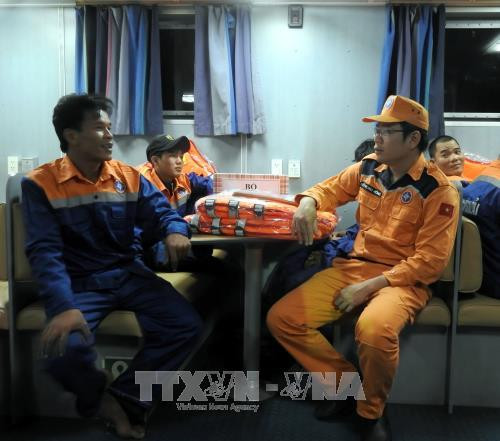 向遇险船员问候。（图片来源：越通社）