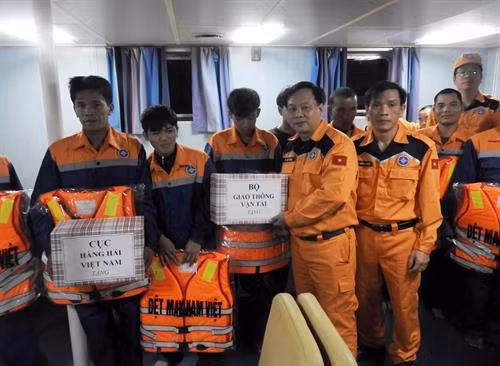 向各名船员赠送慰问品。（图片来源：越通社）