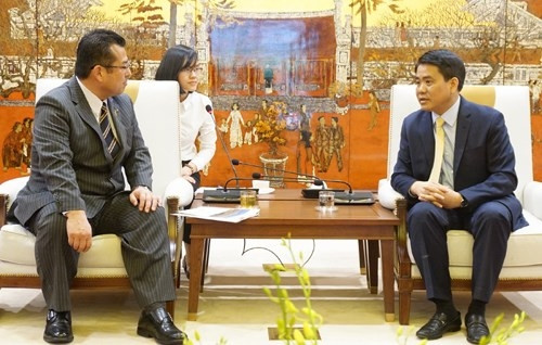 河内市委副书记、市人委会主席阮德钟(右)与日本西条市市长玉井年寿。(图片来源:hanoimoi.com.vn) 河内市委副书记、市人委会主席阮德钟(右)与日本西条市市长玉井年寿。(图片来源:hanoimoi.com.vn)
