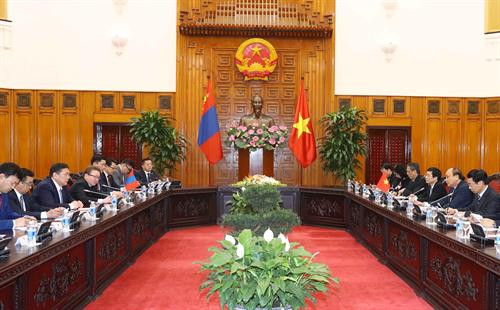 越南政府总理阮春福会见蒙古国家大呼拉尔主席米耶贡布·恩赫包勒德。（图片来源：越通社）
