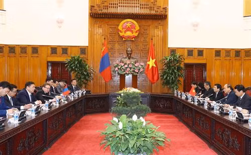 越南政府总理阮春福会见蒙古国家大呼拉尔主席米耶贡布·恩赫包勒德。（图片来源：越通社）
