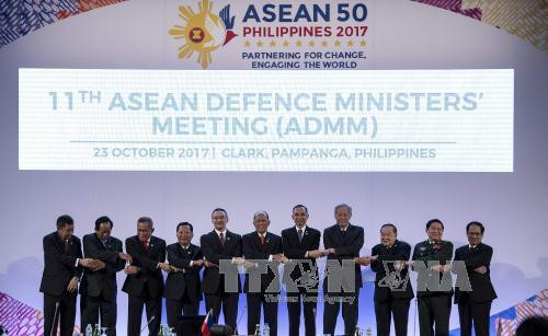 东盟各国防长合影(图片来源:越通社) 东盟各国防长合影(图片来源:越通社)