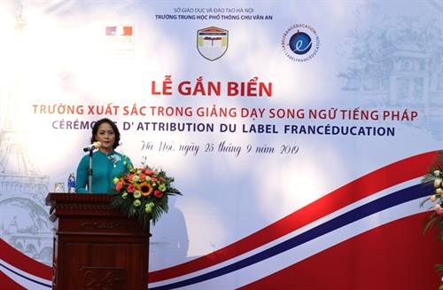 朱文安高中学校校长黎梅英在仪式上发言。图自互联网