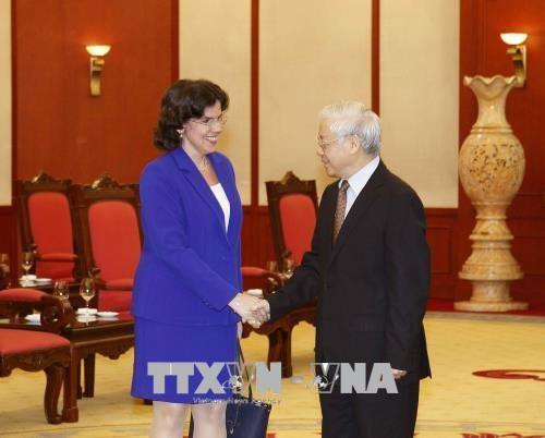 阮富仲会见古巴驻越南大使莱尼斯·托雷斯·里维拉。(图片来源:越通社) 阮富仲会见古巴驻越南大使莱尼斯·托雷斯·里维拉。(图片来源:越通社)