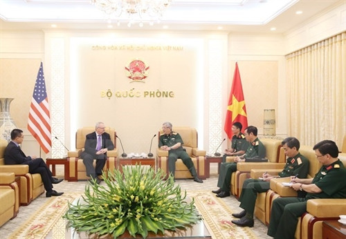 越南国防副部长阮志咏（右）与美国美国东盟商业理事会副主席麦克拉克。（图片来源：越通社）
