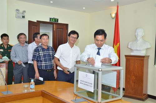 各代表捐款援助国内灾民。(图片来源:越通社) 各代表捐款援助国内灾民。(图片来源:越通社)