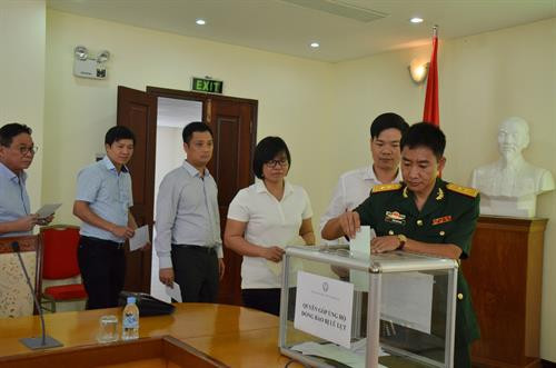 各代表捐款援助国内灾民。(图片来源:越通社) 各代表捐款援助国内灾民。(图片来源:越通社)