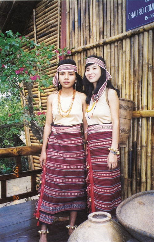 遮罗族妇女传统服装。 遮罗族妇女传统服装。