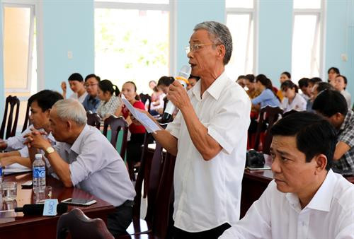广治省选民在见面会上提出意见。(图片来源:越通社) 广治省选民在见面会上提出意见。(图片来源:越通社)