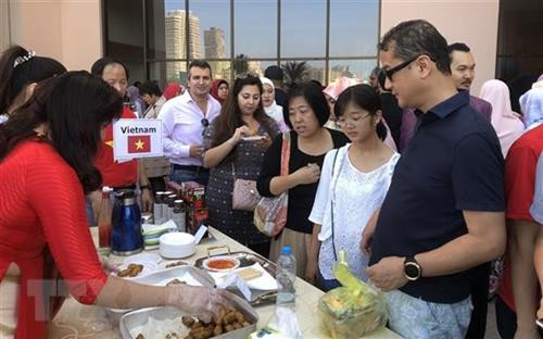 游客参观越南饮食展位。图自越通社 游客参观越南饮食展位。图自越通社