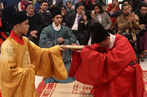 复原宫廷服饰和礼仪。(图片来源:tuoitre.vn) 复原宫廷服饰和礼仪。(图片来源:tuoitre.vn)