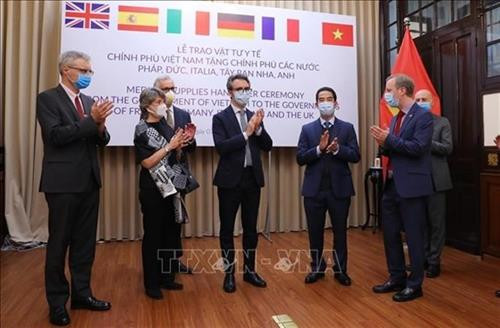 越南政府向德国以及一些欧洲国家赠送医疗物资，支持各国的防疫工作。图自越通社