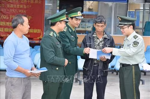 越中两国边防力量配合对边民进行法律宣传。图自越通社