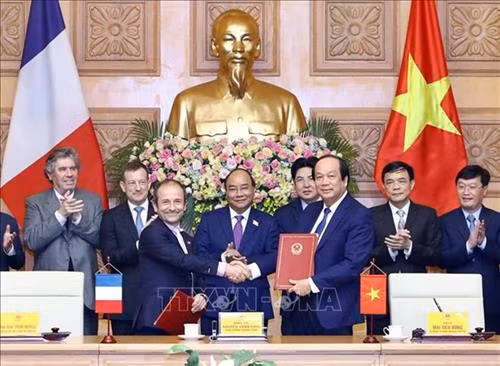 越法两国代表签署关于电子政务的合作备忘录。阮春福总理出席签署仪式。图自越通社