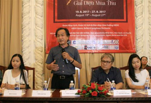 胡志明市交响音乐歌舞歌剧院院长陈王石在新闻发布会上发表讲话。(图片来源:http://www.sggp.org.vn) 胡志明市交响音乐歌舞歌剧院院长陈王石在新闻发布会上发表讲话。(图片来源:http://www.sggp.org.vn)