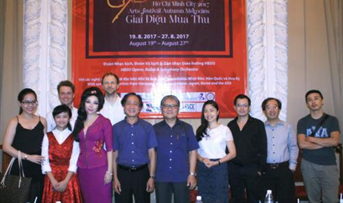 陈王石同将参加2017年秋天的选录艺术联欢会的艺术家。(图片来源:http://www.sggp.org.vn) 陈王石同将参加2017年秋天的选录艺术联欢会的艺术家。(图片来源:http://www.sggp.org.vn)