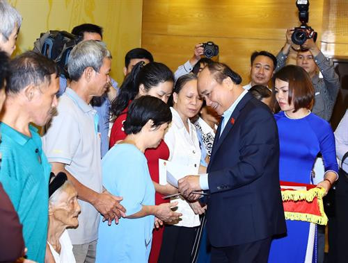 阮春福总理与河内市巴亭郡奠边坊人民交通。（图片来源：越通社）
