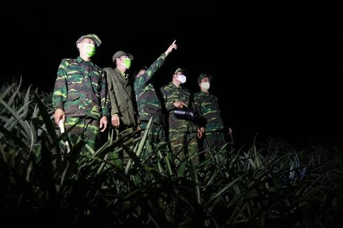 老街省边防部队力量不管在夜间还是白天都在边境通道和便道进行24小时值班巡查。