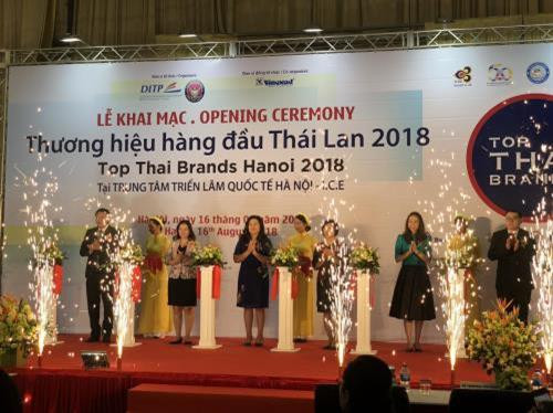 代表们为2018年泰国顶尖品牌展开展剪彩。图自互联网