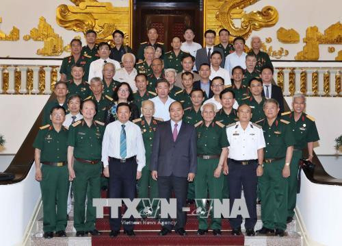 越南政府总理阮春福与《军人记忆选集》编撰指导委员会合影。越通社记者 统一 摄