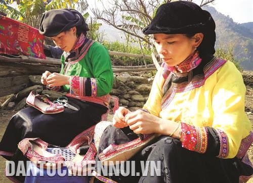 麝榜族少女在鞋上刺绣花纹。记者 春进 摄 身穿传统服装的麝榜族少女在鞋上刺绣花纹。记者 春进 摄 麝榜族人居住的孟查县沙龙乡天帕山谷的一角。记者 春进 摄