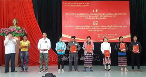 共有38名老挝公民入籍越南。图自越通社