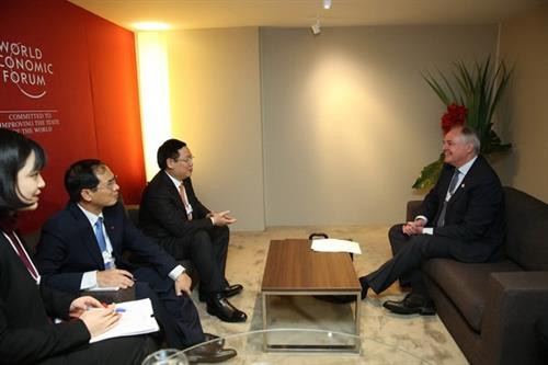 越南政府副总理王廷惠与联合利华（Unilever）集团总裁保罗·波尔曼进行交谈。（图片来源：越通社）