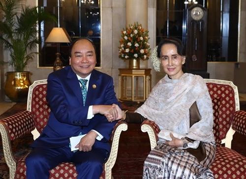 越南政府总理阮春福（左）会见缅甸国家顾问昂山素季。越通社记者 统一 摄