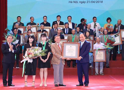 政府总理阮春福向个人颁发奖状。越通社记者 统一 摄