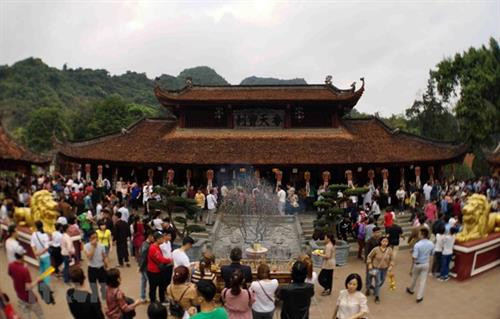 自2月7日（即正月初三）至今，香山寺已接待四面八方游客超过100万人次。图自越通社