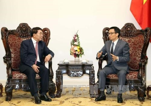 政府副总理武德儋(右)会见中国科学院院长白春礼。(图片来源:越通社) 政府副总理武德儋(右)会见中国科学院院长白春礼。(图片来源:越通社)