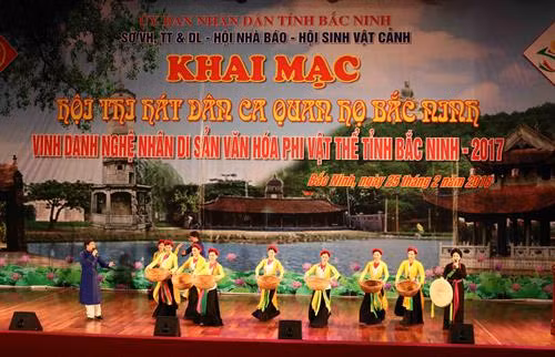 北宁省人类非物质文化遗产领域的47名艺人受到推崇。(图片来源:越通社) 北宁省人类非物质文化遗产领域的47名艺人受到推崇。(图片来源:越通社)