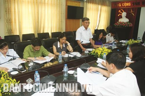 跨部门检查团与国威县人民委员会就检查内容进行商讨。