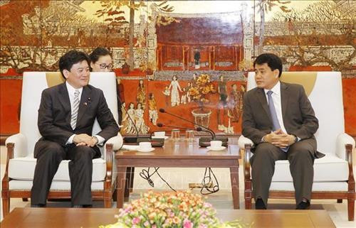 日本环境省副大臣新武部会见河内市人民委员会主席阮德钟。图自越通社 日本环境省副大臣新武部会见河内市人民委员会主席阮德钟。图自越通社