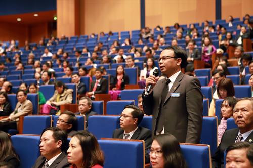 参会代表在大会上发表意见。图自越通社