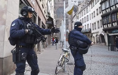 法国警察追捕逃犯。图自越通社
