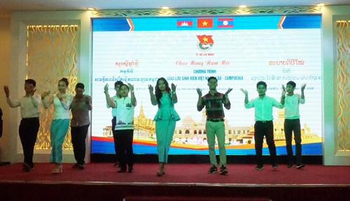 在交流会表演的节目。（图片来源：越通社）