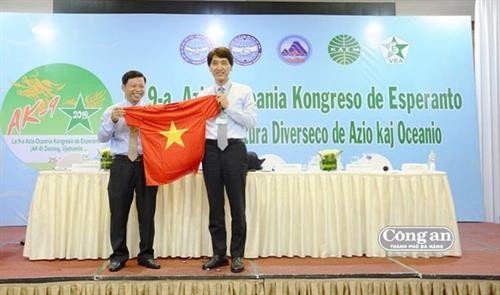 越南友好组织联合会代表（左）向国际世界语协会亚洲与大洋洲世界语运动委员会主席徐镇洙赠送礼物。图自互联网